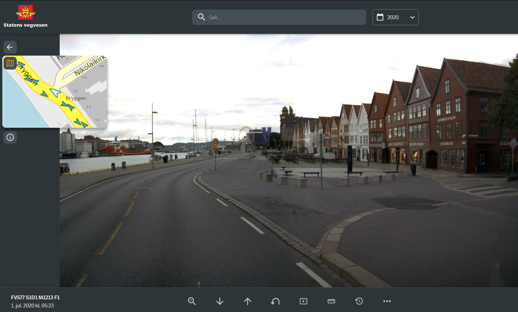 Bryggen i Bergen Foto: Vegbilder frå Statens Vegvesen. Statens vegvesen logo, søkefelt, nedtrekksmeny med val av år, kartvindu med utsnitt av vegen med piler som viser kjøreretning, foto av veg og hus på same stad som kartutsnittet.